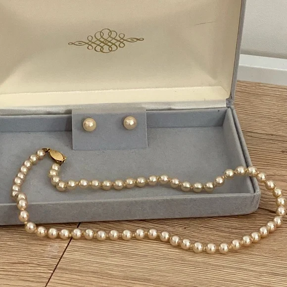 Vintage 1960s imitation pearl necklace and earring set - Picture 4 of 12